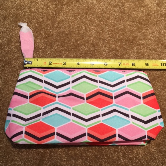 Clinique Geometric Make-up Bag - Picture 5 of 8
